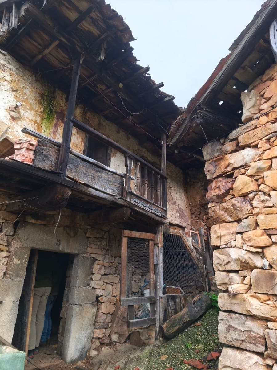 Finka/Dom wiejski na sprzedaż w Proaza z garażem - 24 000 € (Ref: 9694741)