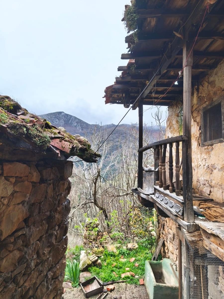 Finka/Dom wiejski na sprzedaż w Proaza z garażem - 24 000 € (Ref: 9694741)