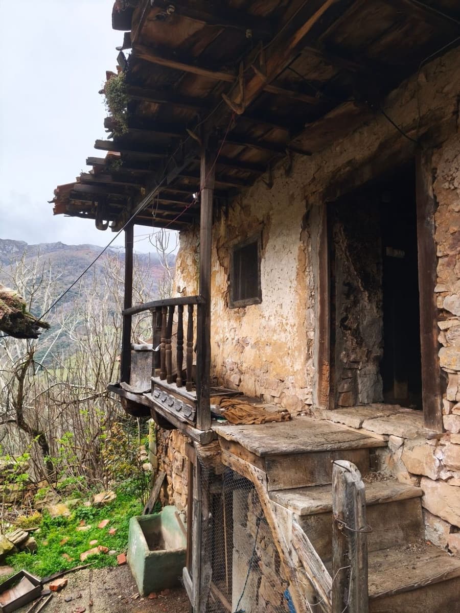 Finka/Dom wiejski na sprzedaż w Proaza z garażem - 24 000 € (Ref: 9694741)