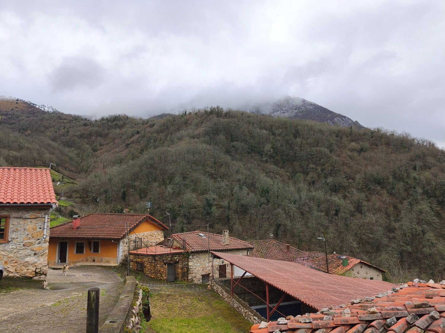 Finka/Dom wiejski na sprzedaż w Proaza z garażem - 24 000 € (Ref: 9694741)