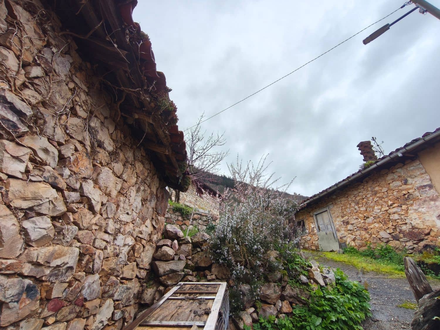 Finka/Dom wiejski na sprzedaż w Proaza z garażem - 24 000 € (Ref: 9694741)