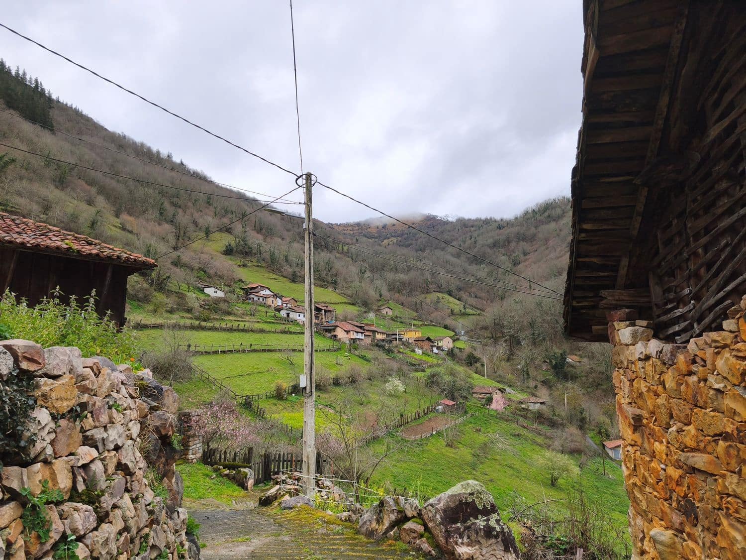 Finka/Dom wiejski na sprzedaż w Proaza z garażem - 24 000 € (Ref: 9694741)