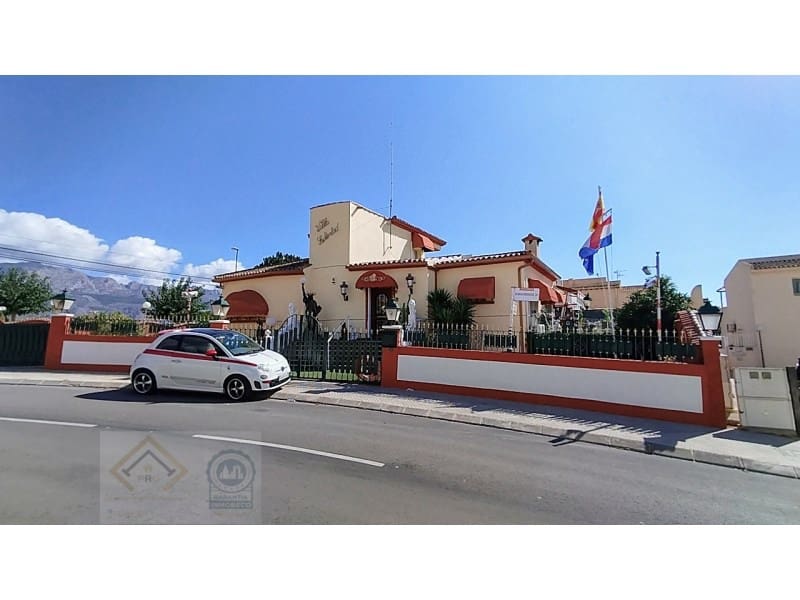 4 soveværelse Villa til salg i La Nucia med garage - € 450.000 (Ref: 9409921)