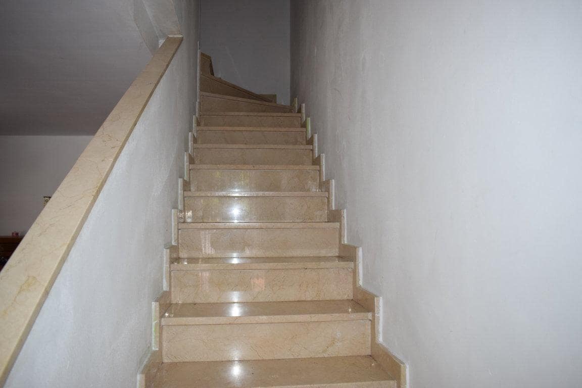 4 bedroom Terraced Villa for sale in Serra with garage - € 275,000 (Ref: 7994764)