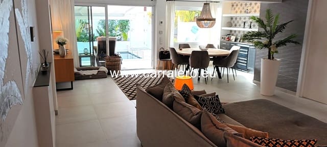 3 bedroom Semi-detached Villa for sale in Playa del Inglés, San Bartolomé de Tirajana with pool garage - € 1,490,000 (Ref: 8726032)