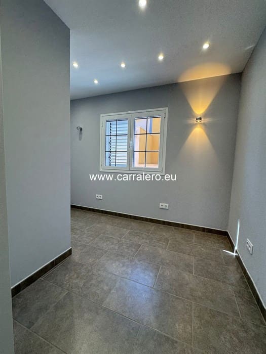 4 soveværelse Semi-Rækkehus til salg i Castillo del Romeral med garage - € 449.000 (Ref: 8796682)