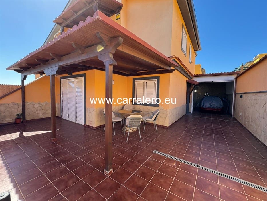 4 soveværelse Semi-Rækkehus til salg i Castillo del Romeral med garage - € 449.000 (Ref: 8796682)