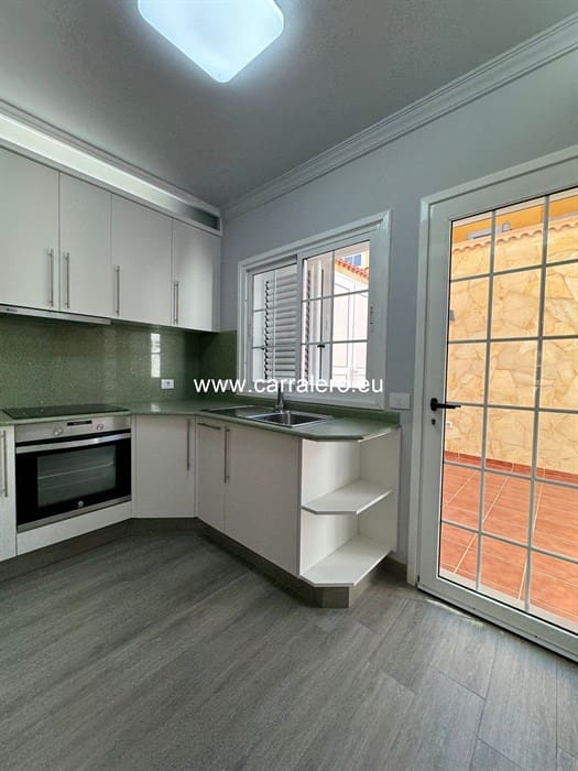 4 soveværelse Semi-Rækkehus til salg i Castillo del Romeral med garage - € 449.000 (Ref: 8796682)