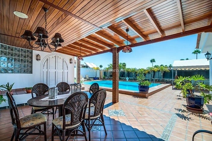 7 sypialnia Dom blizniak na sprzedaż w Maspalomas z basenem garażem - 1 690 000 € (Ref: 9860901)