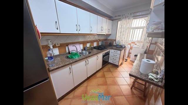 Appartement de 3 chambres à louer à Almuñécar avec piscine garage - 900 € (Ref: 10024733)
