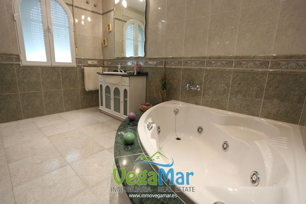 6 bedroom Villa for sale in Almunecar - € 2,900,000 (Ref: 3805847)