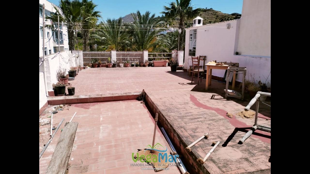 6 bedroom Villa for sale in La Herradura - € 550,000 (Ref: 8598920)