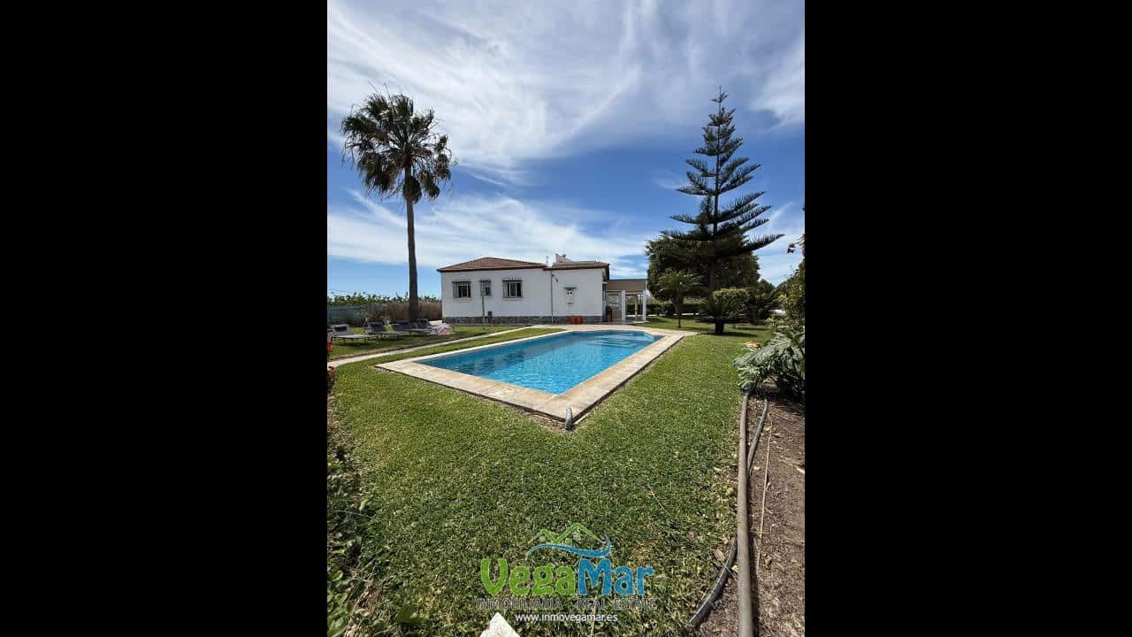 3 bedroom Villa for rent in Salobrena with pool garage - € 1,000 (Ref: 9400295)