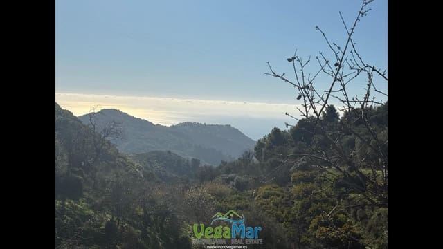 Grunde uden byggetilladelser til salg i Capistrano, Nerja - € 50.000 (Ref: 9542706)