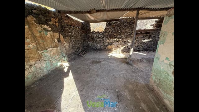 Grunde uden byggetilladelser til salg i Capistrano, Nerja - € 50.000 (Ref: 9542706)