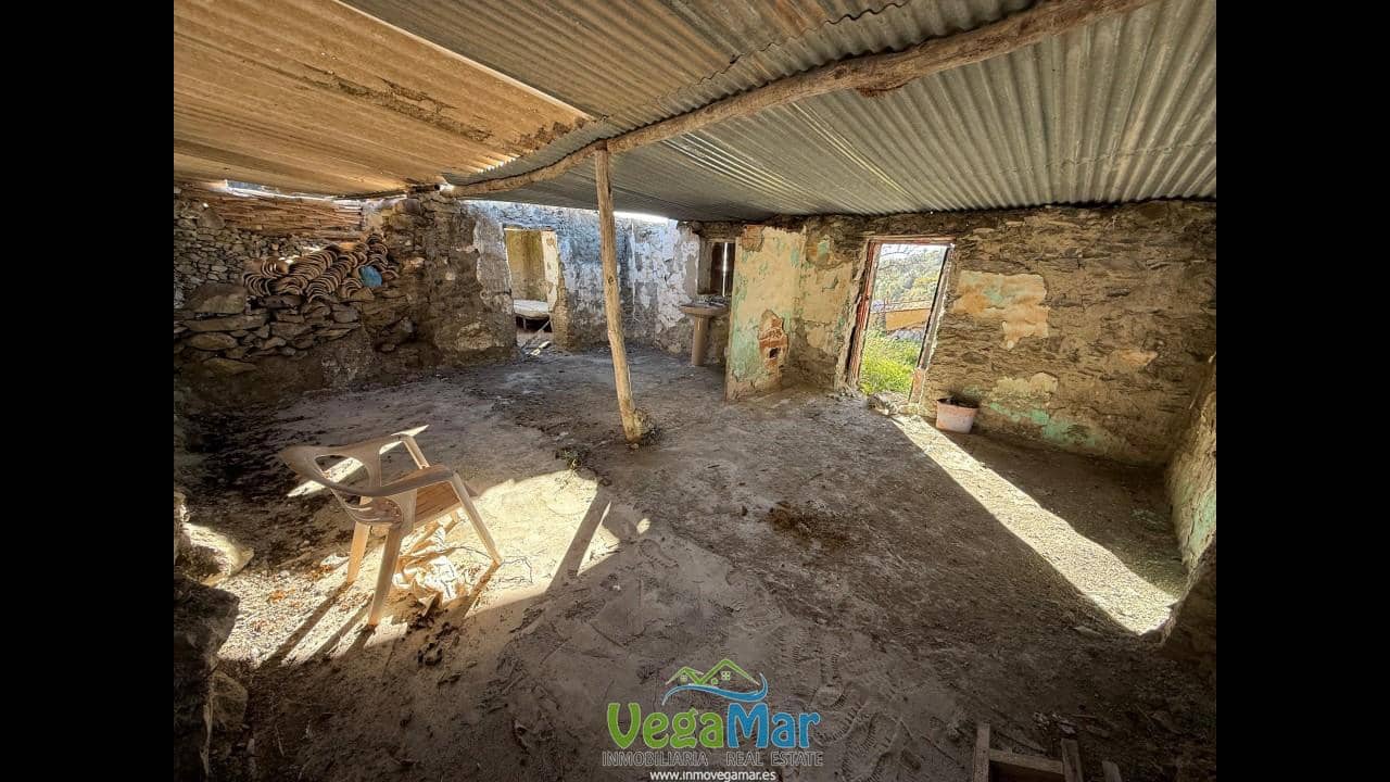 Grunde uden byggetilladelser til salg i Nerja - € 50.000 (Ref: 9542706)