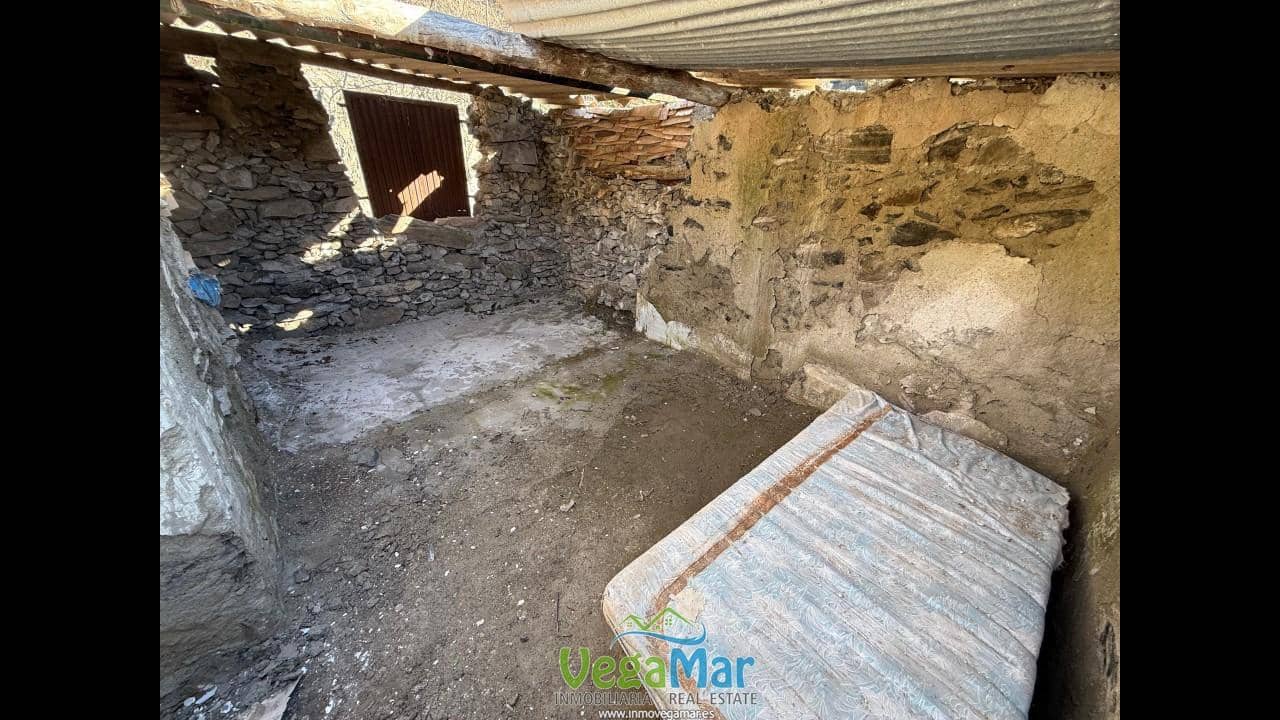 Grunde uden byggetilladelser til salg i Nerja - € 50.000 (Ref: 9542706)