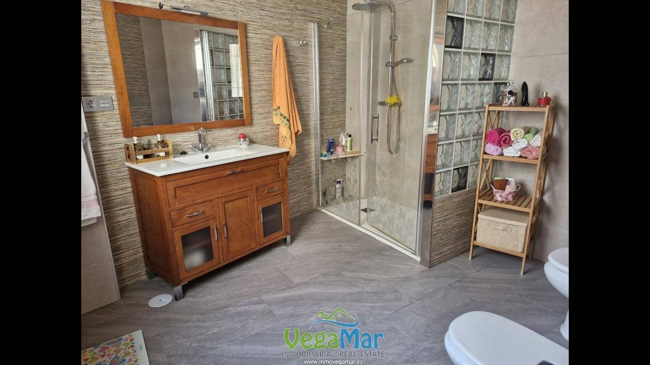 5 bedroom Villa for sale in Motril with garage - € 265,000 (Ref: 9821224)