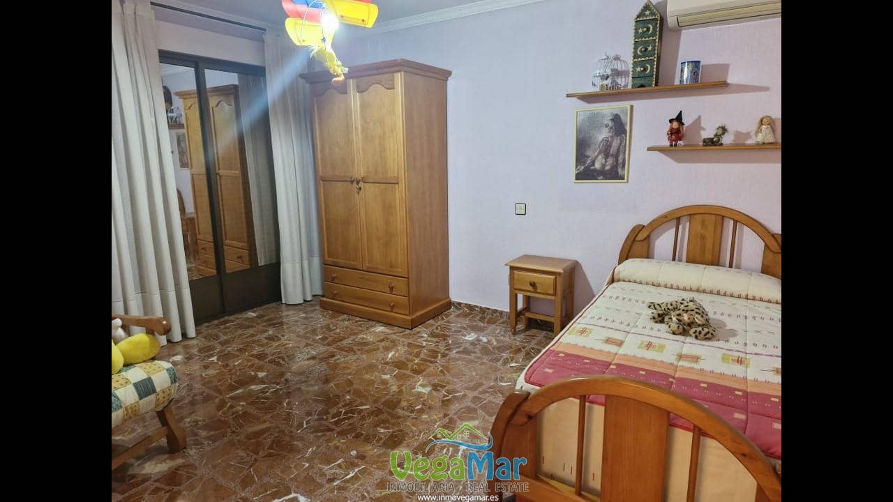 5 bedroom Villa for sale in Motril with garage - € 265,000 (Ref: 9821224)
