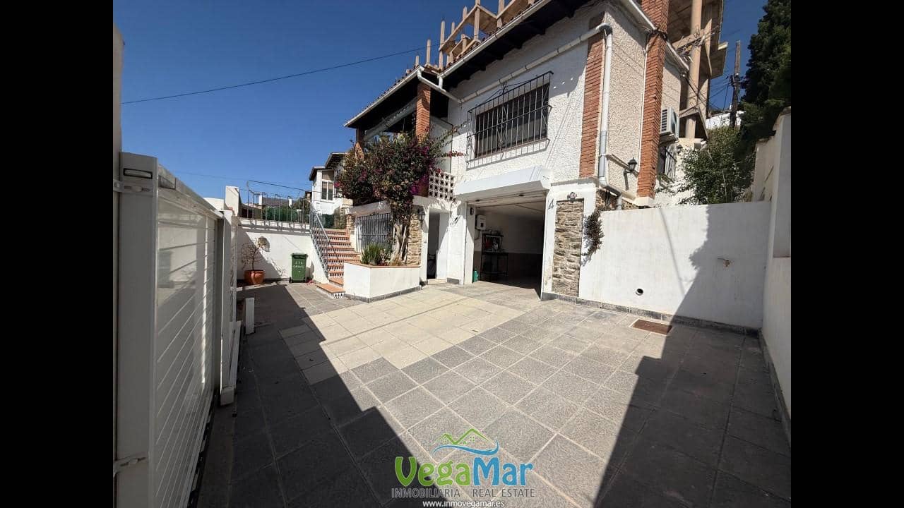 Chalet de 3 habitaciones en Almuñécar en venta con garaje - 349.000 € (Ref: 9858966)