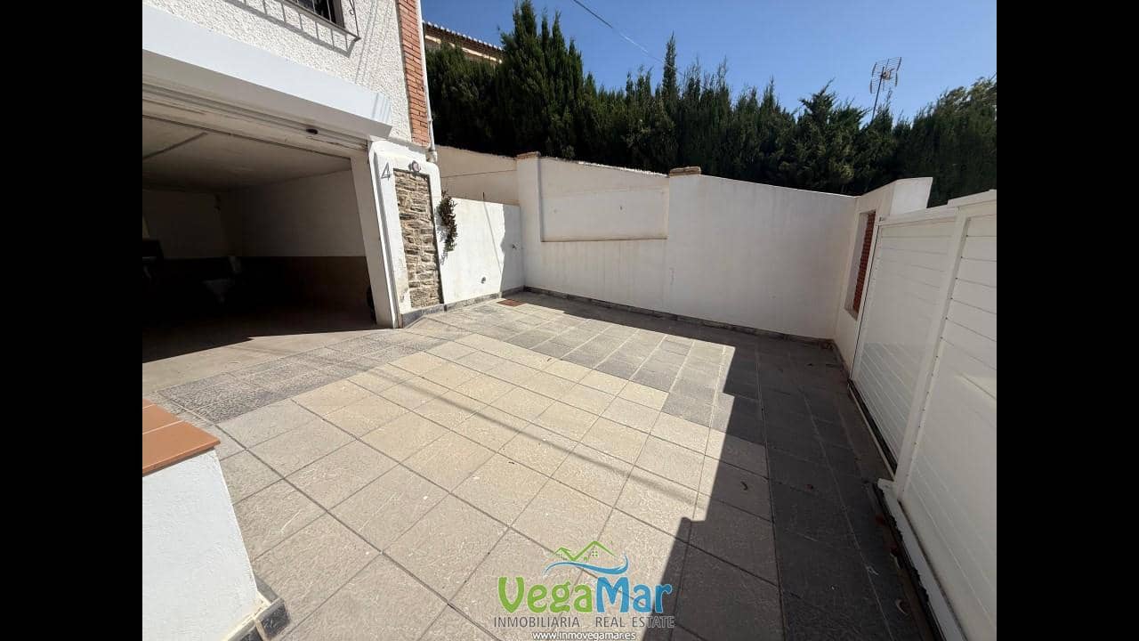Chalet de 3 habitaciones en Almuñécar en venta con garaje - 349.000 € (Ref: 9858966)
