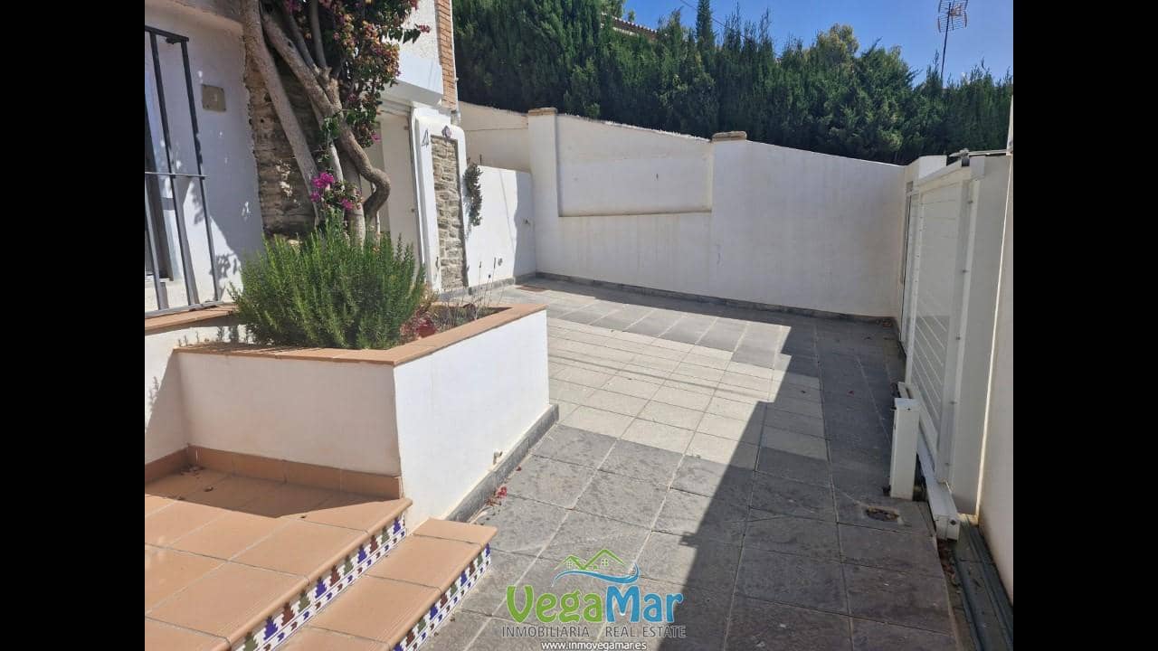 Chalet de 3 habitaciones en Almuñécar en venta con garaje - 349.000 € (Ref: 9858966)