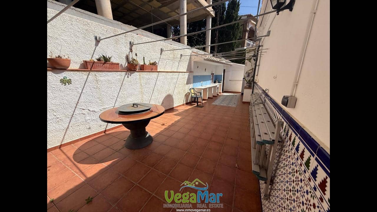 Chalet de 3 habitaciones en Almuñécar en venta con garaje - 349.000 € (Ref: 9858966)