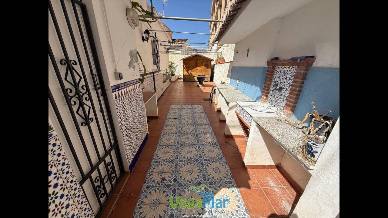 Chalet de 3 habitaciones en Almuñécar en venta con garaje - 349.000 € (Ref: 9858966)