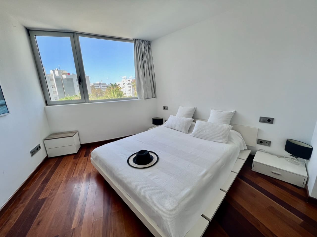 2 soverom Leilighet til leie i Ibiza by med svømmebasseng garasje - € 2 000 (Ref: 10174836)