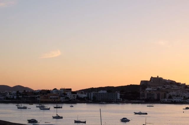 Apartamento de 2 habitaciones en Ibiza / Eivissa ciudad en alquiler con garaje - 4.500 € (Ref: 6581133)