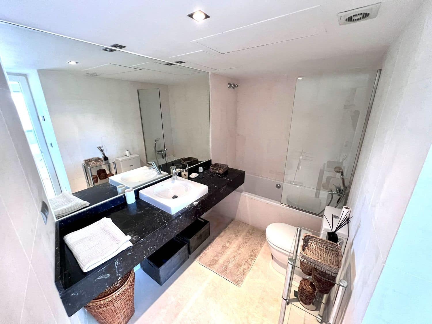 Apartamento de 2 habitaciones en Ibiza / Eivissa ciudad en alquiler con garaje - 3.500 € (Ref: 9557477)