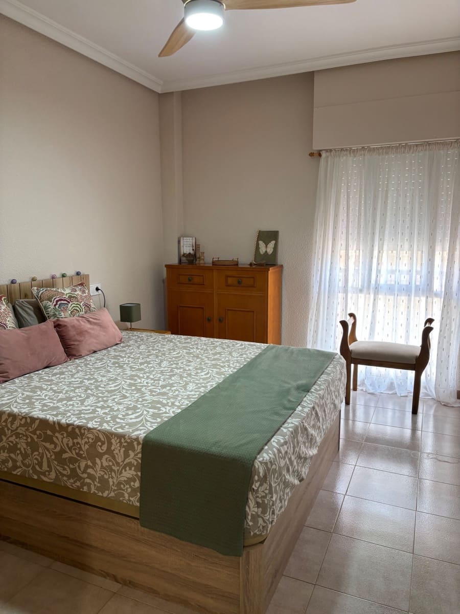 Appartement de 3 chambres à louer à Arenales del Sol avec piscine garage - 1 000 € (Ref: 10030043)