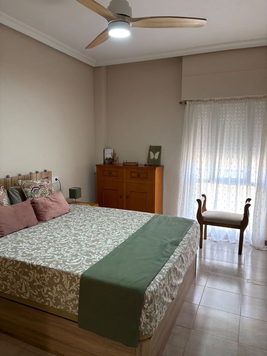 Appartement de 3 chambres à louer à Arenales del Sol avec piscine garage - 1 000 € (Ref: 10030043)