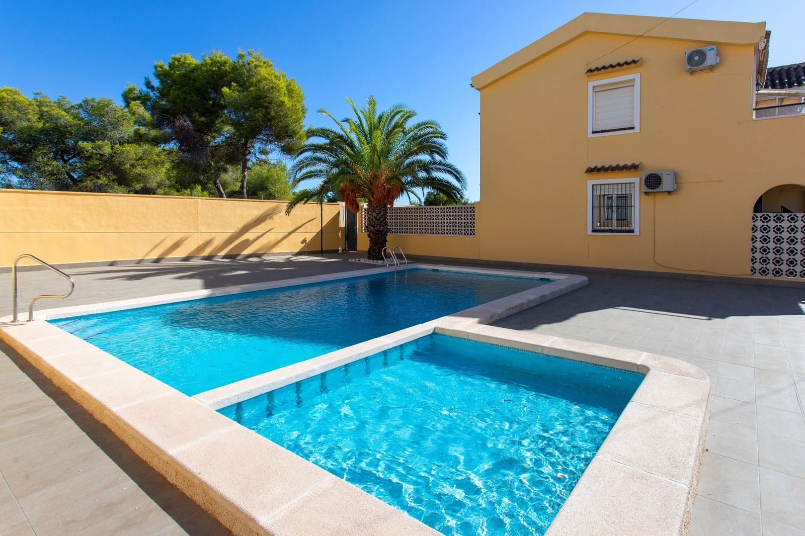 2 bedroom Apartment for rent in Villamartin with pool - € 850 (Ref: 10120500)