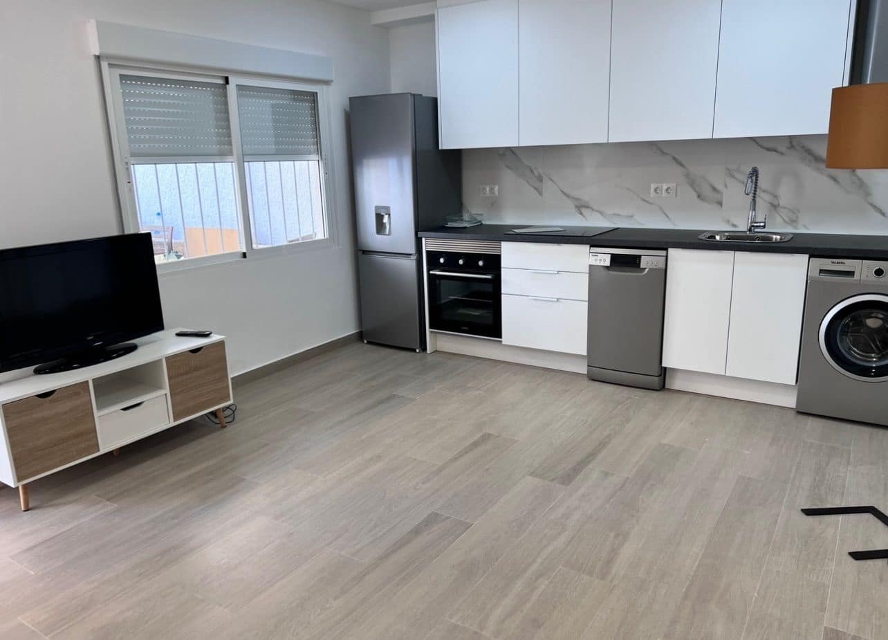 3 soveværelse Byhus til leje i Torrevieja med garage - € 900 (Ref: 7256197)