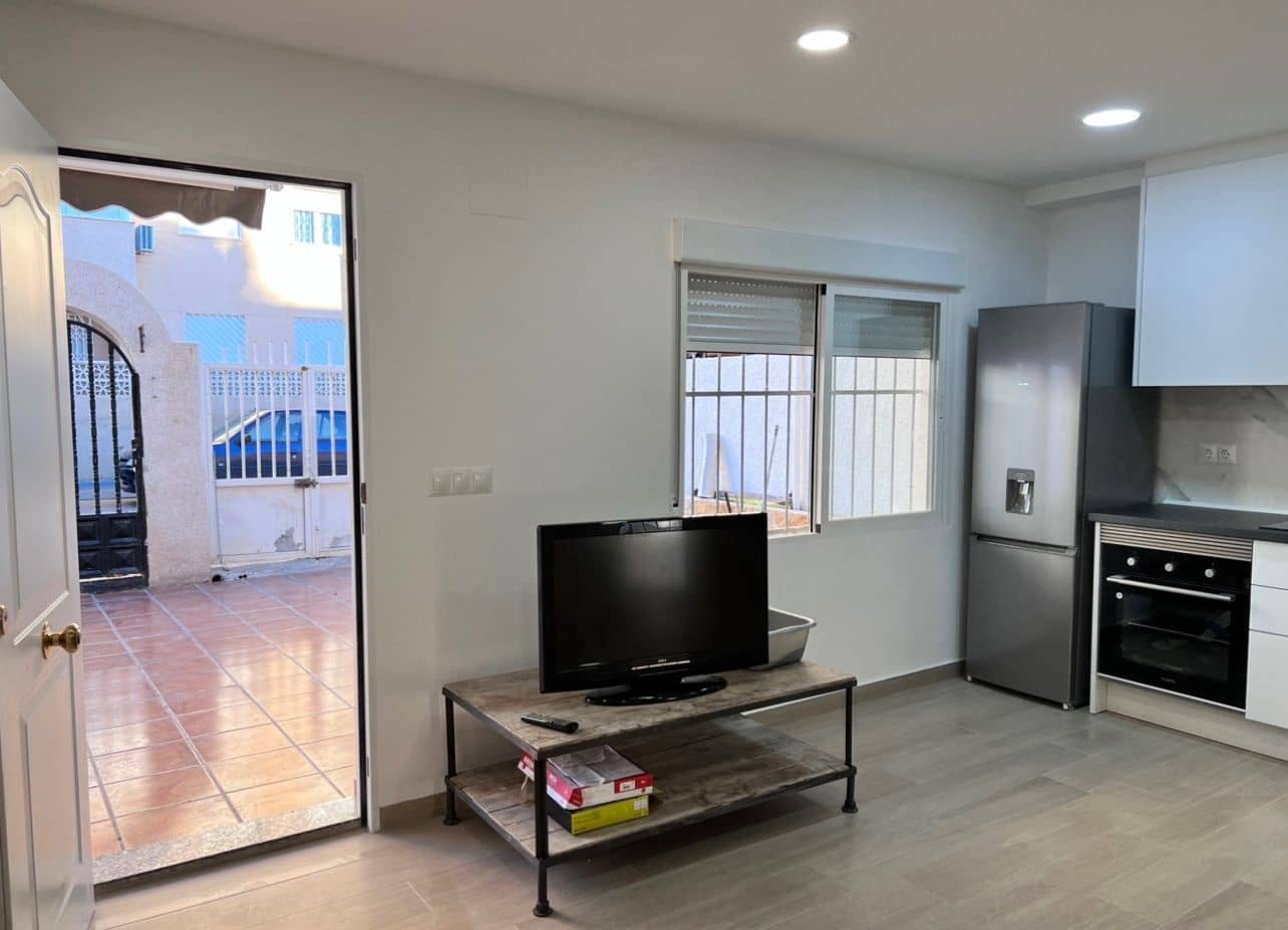 3 soveværelse Byhus til leje i Torrevieja med garage - € 900 (Ref: 7256197)