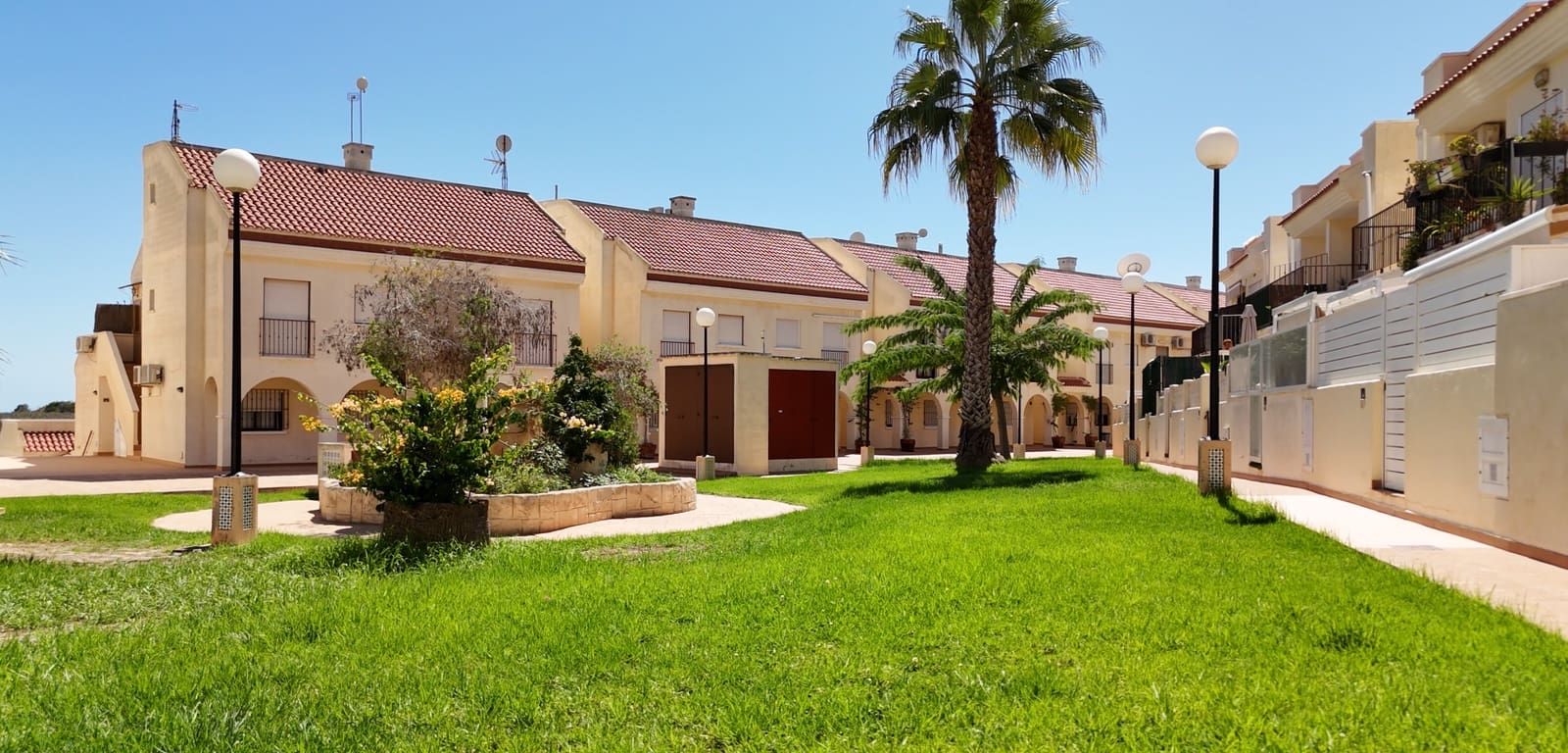 3 soverom Kjedet enebolig til salgs i Gran Alacant med svømmebasseng garasje - € 289 000 (Ref: 8104853)