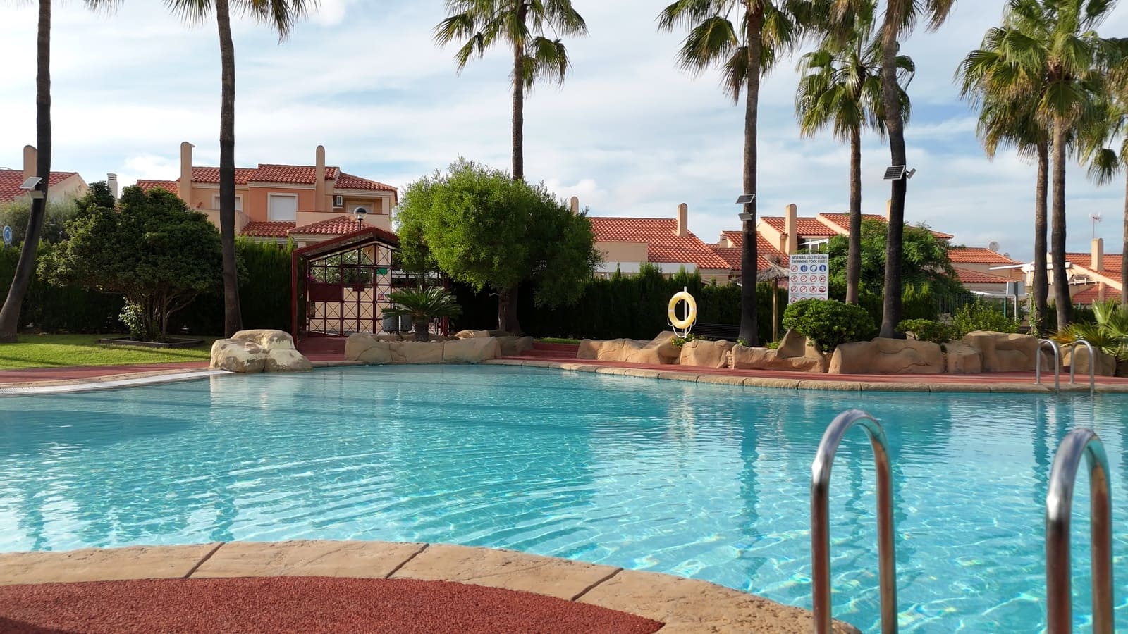 3 soverom Kjedet enebolig til salgs i Gran Alacant med svømmebasseng garasje - € 289 000 (Ref: 8104853)