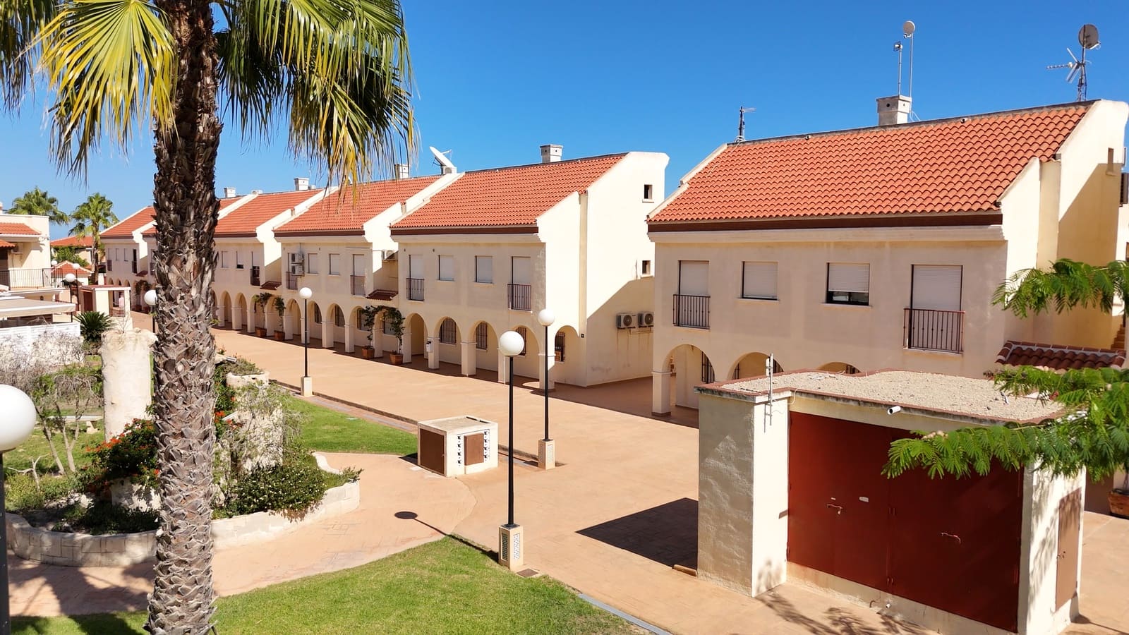 3 soverom Kjedet enebolig til salgs i Gran Alacant med svømmebasseng garasje - € 289 000 (Ref: 8104853)