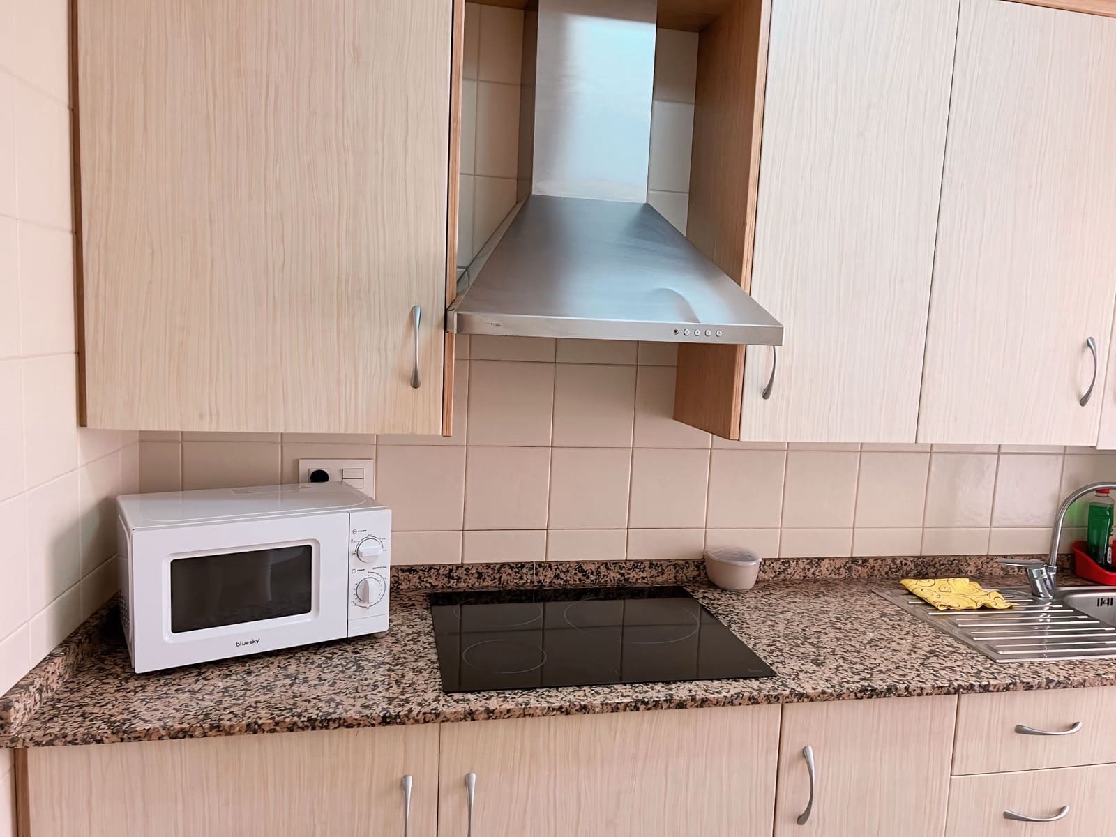 3 bedroom Apartment for rent in Torrevieja with garage - € 750 (Ref: 8319304)