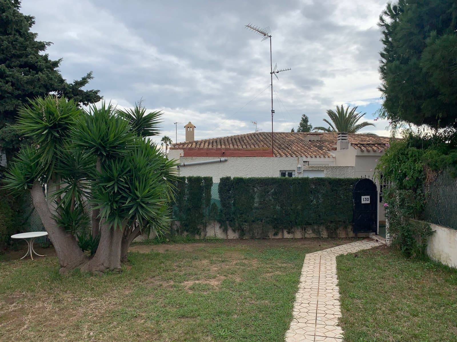 Villa/Maison de 2 chambres à louer à Campoamor avec piscine garage - 700 € (Ref: 8874098)