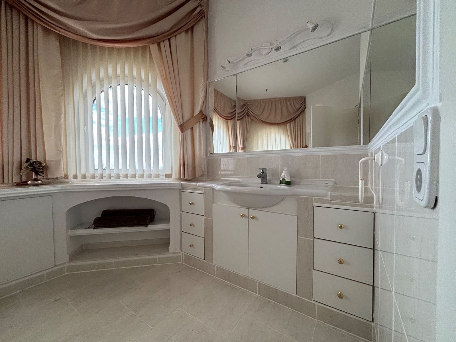 5 camera da letto Villa da affittare in Muchamiel / Mutxamel con piscina garage - 3.000 € (Rif: 9102729)