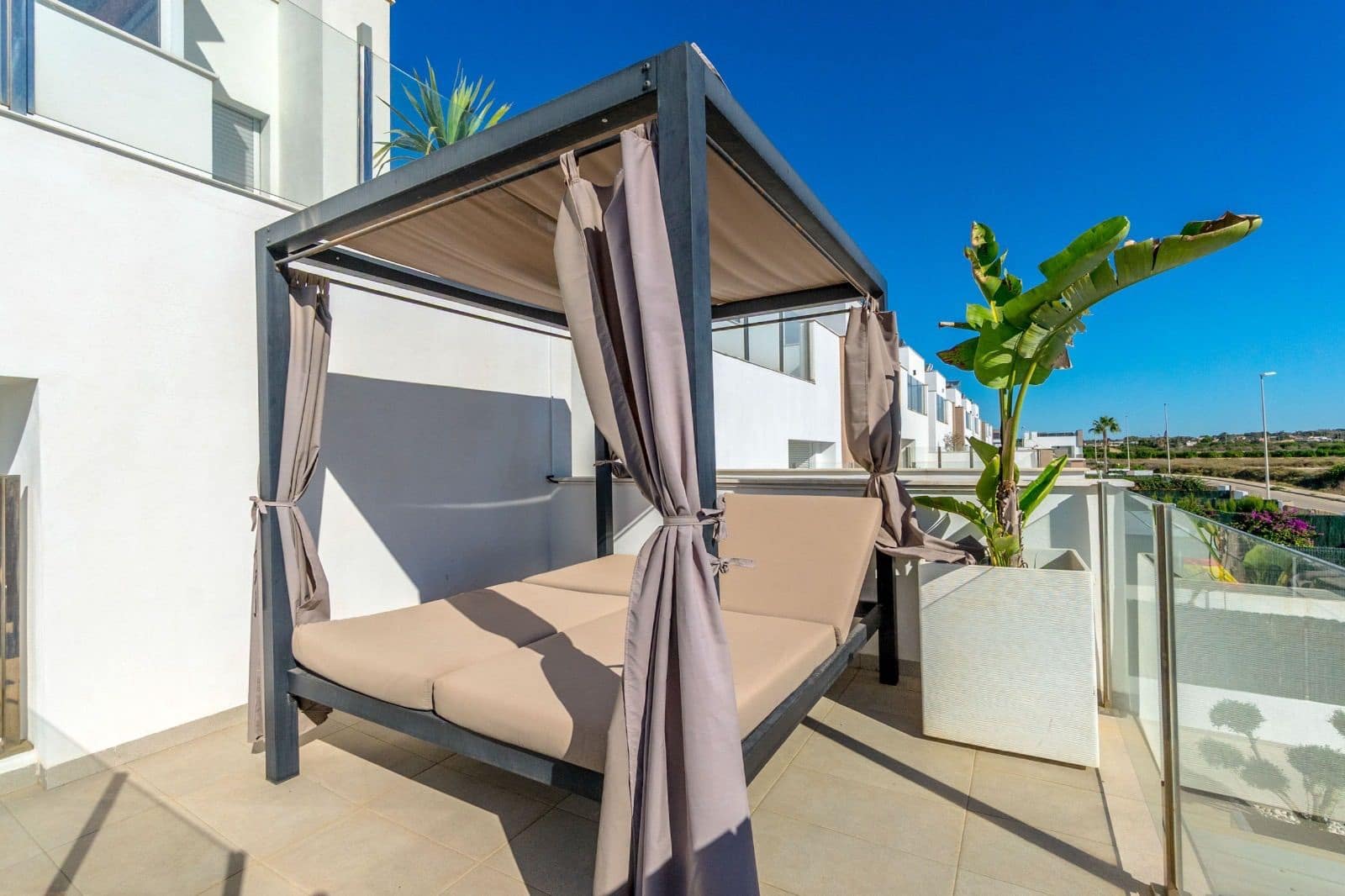 4 quarto Moradia para arrendar em Guardamar del Segura com piscina garagem - 2 650 € (Ref: 9208106)