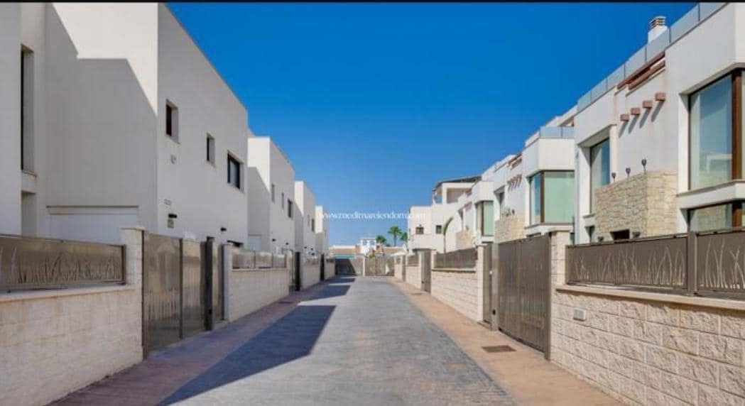 3 bedroom Villa for rent in Ciudad Quesada with pool garage - € 2,500 (Ref: 9353201)