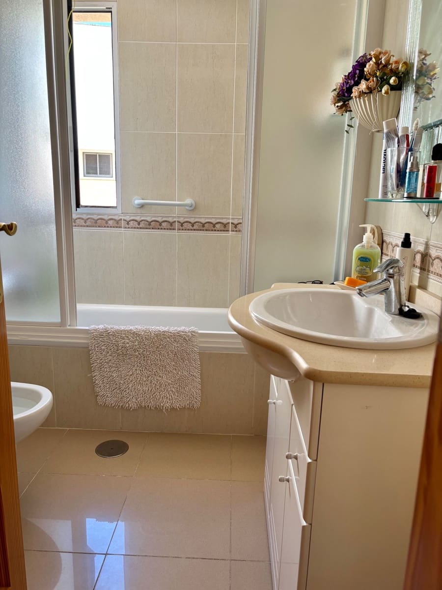 3 makuuhuone Huoneisto vuokrattavana paikassa Guardamar del Segura mukana uima-altaan - 950 € (Ref: 9378757)