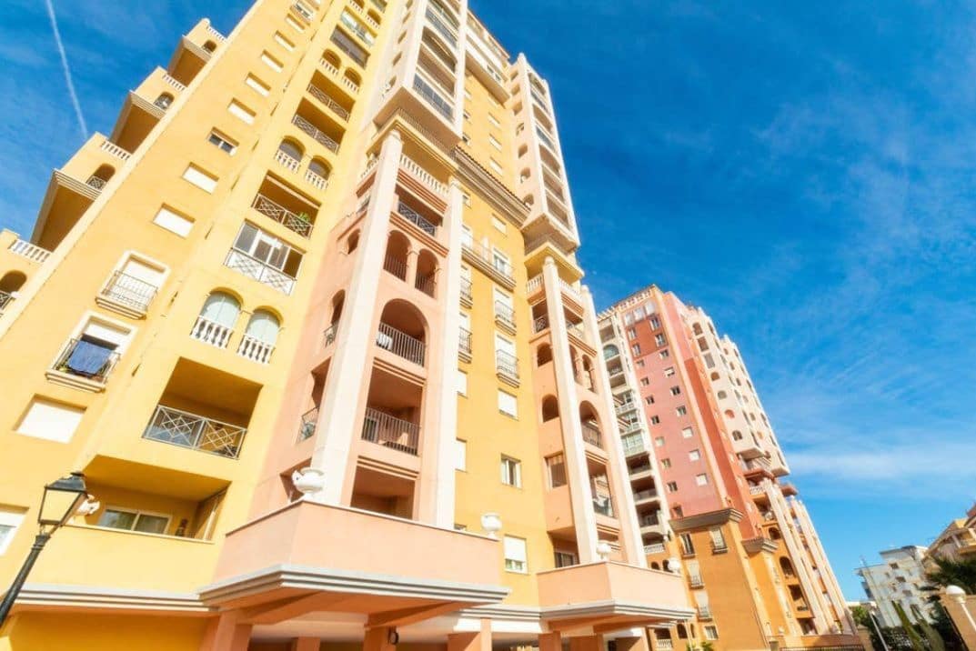 Appartement de 2 chambres à louer à Torrevieja avec piscine garage - 800 € (Ref: 9390202)