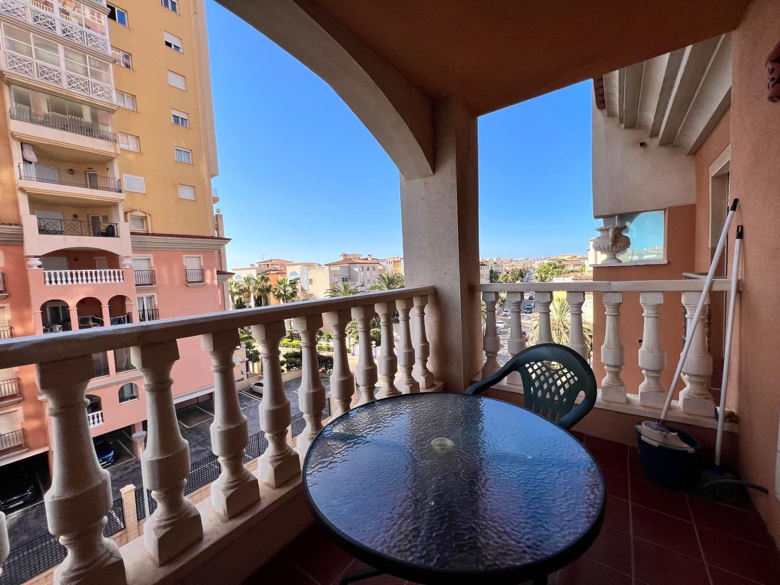 Appartement de 2 chambres à louer à Torrevieja avec piscine garage - 800 € (Ref: 9390202)