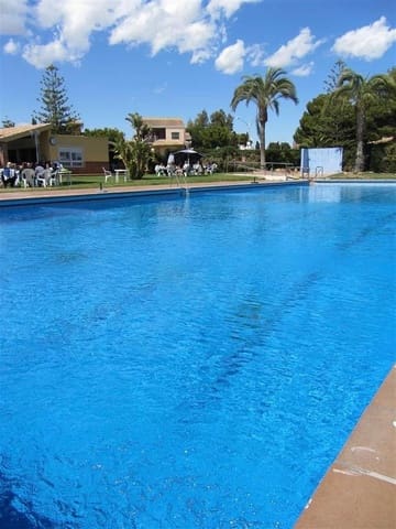 Chalet de 3 habitaciones en Dehesa de Campoamor, Orihuela en alquiler con piscina garaje - 600 € (Ref: 9400442)