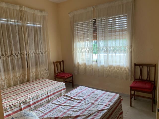 Chalet de 3 habitaciones en Dehesa de Campoamor, Orihuela en alquiler con piscina garaje - 600 € (Ref: 9400442)