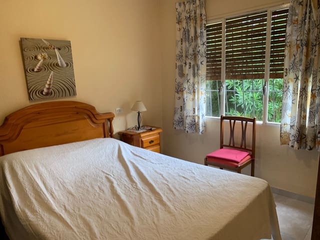 Chalet de 3 habitaciones en Dehesa de Campoamor, Orihuela en alquiler con piscina garaje - 600 € (Ref: 9400442)